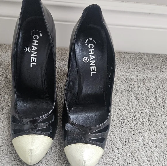Pre loved authentic Chanel pumps - Picture 3 of 15